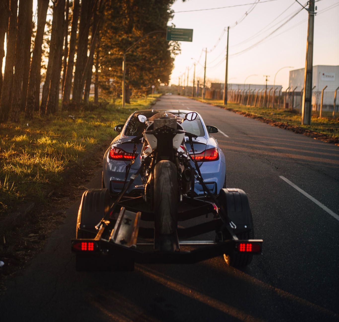 BMW M4 YAS MARINA BLUE 600HP + S1000RR M Carbon