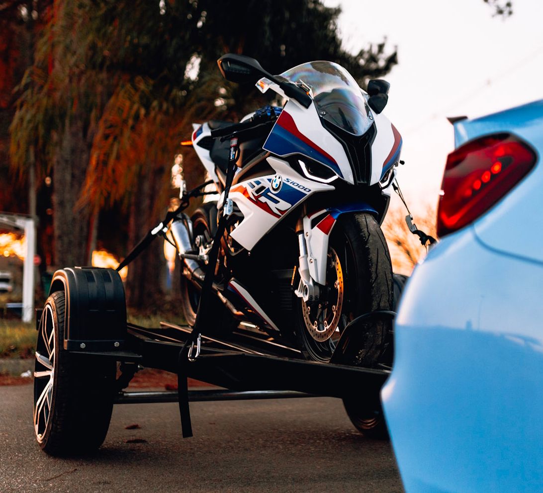 BMW M4 YAS MARINA BLUE 600HP + S1000RR M Carbon