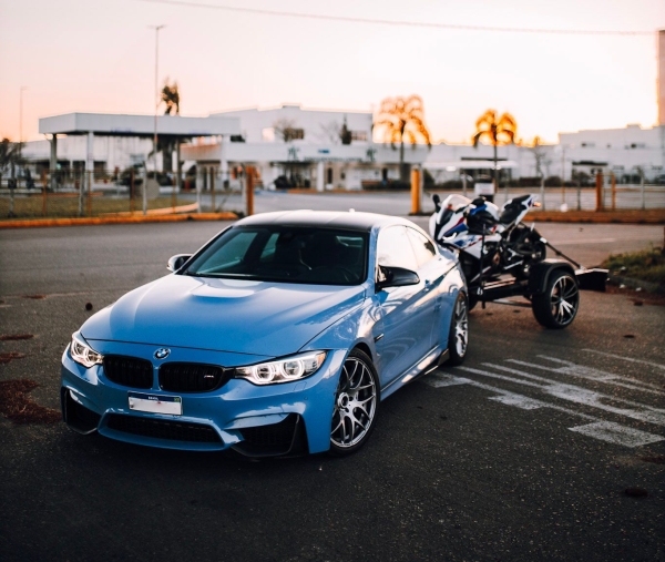 BMW M4 YAS MARINA BLUE 600HP + S1000RR M Carbon